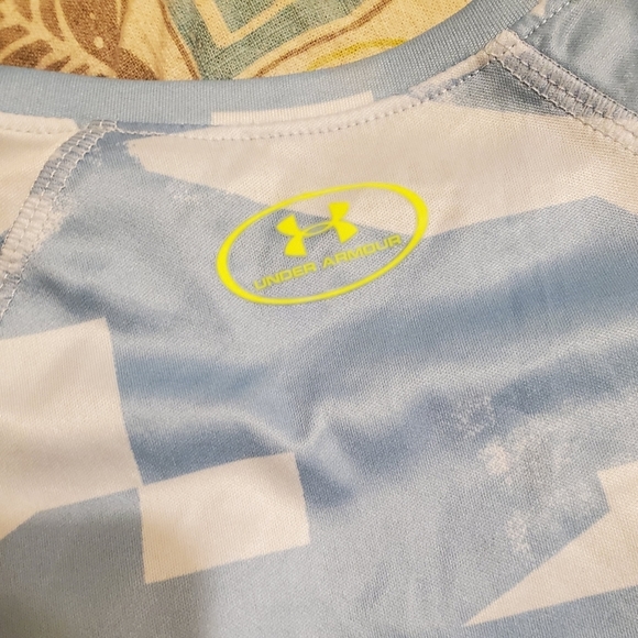 **Bundle** 2 Under Armour Shirts - Picture 7 of 7